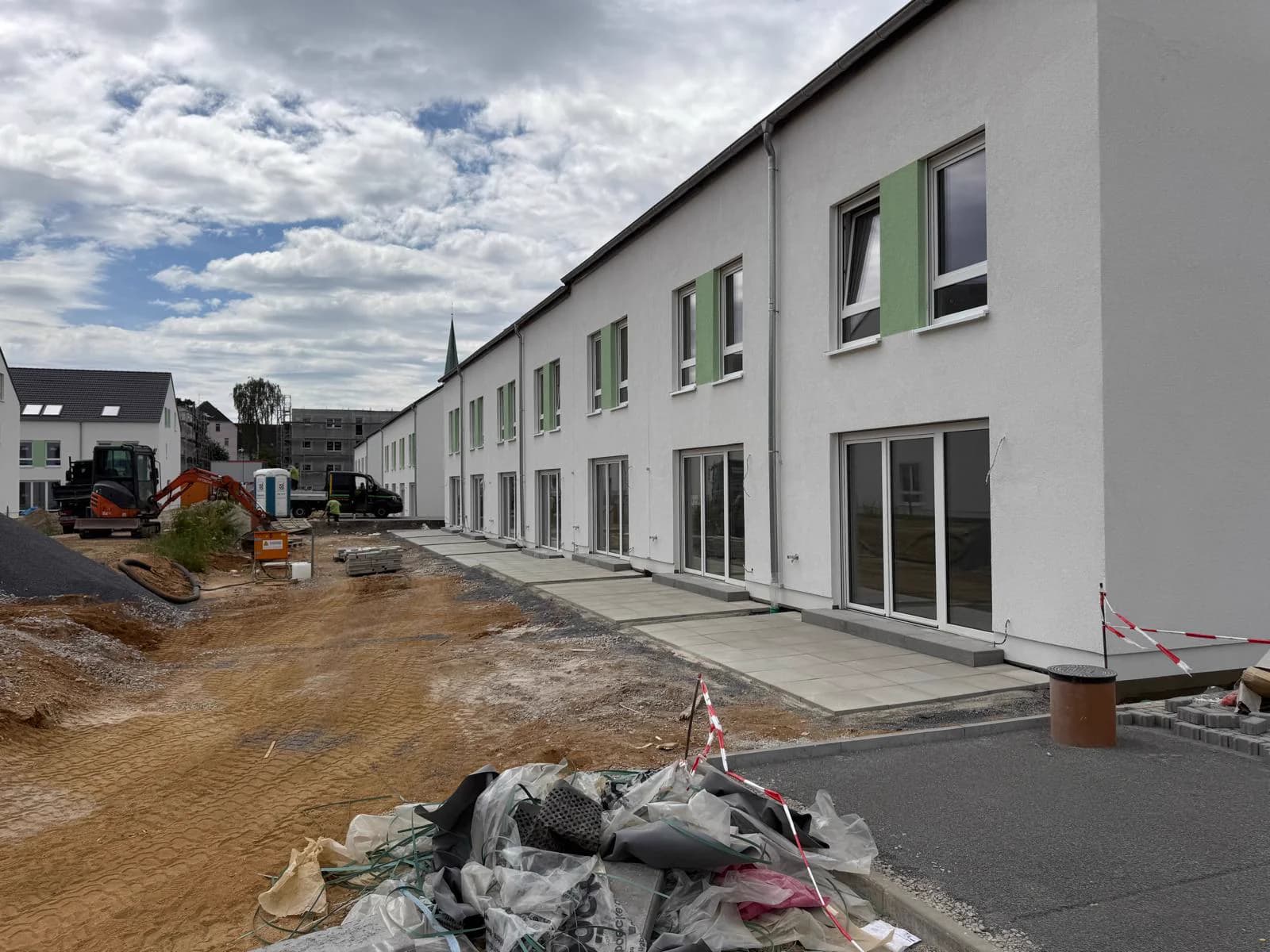 Terrassenbau Reihenhaussiedlung Duisburg fertiggestellt – Brüder Berisha GaLaBau