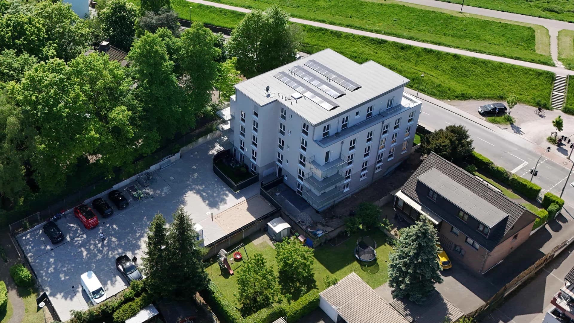 Außenanlagen Mehrfamilienhaus Duisburg – Rasen, Terrassen & Zaunbau – Brüder Berisha Garten- und Landschaftsbau