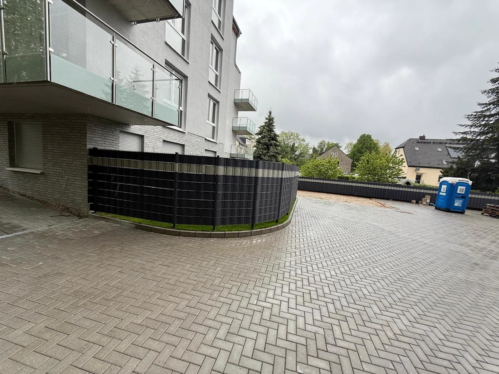 Fertiggestellter Parkplatz mit Sichtschutzzaun Duisburg – GaLaBau Brüder Berisha