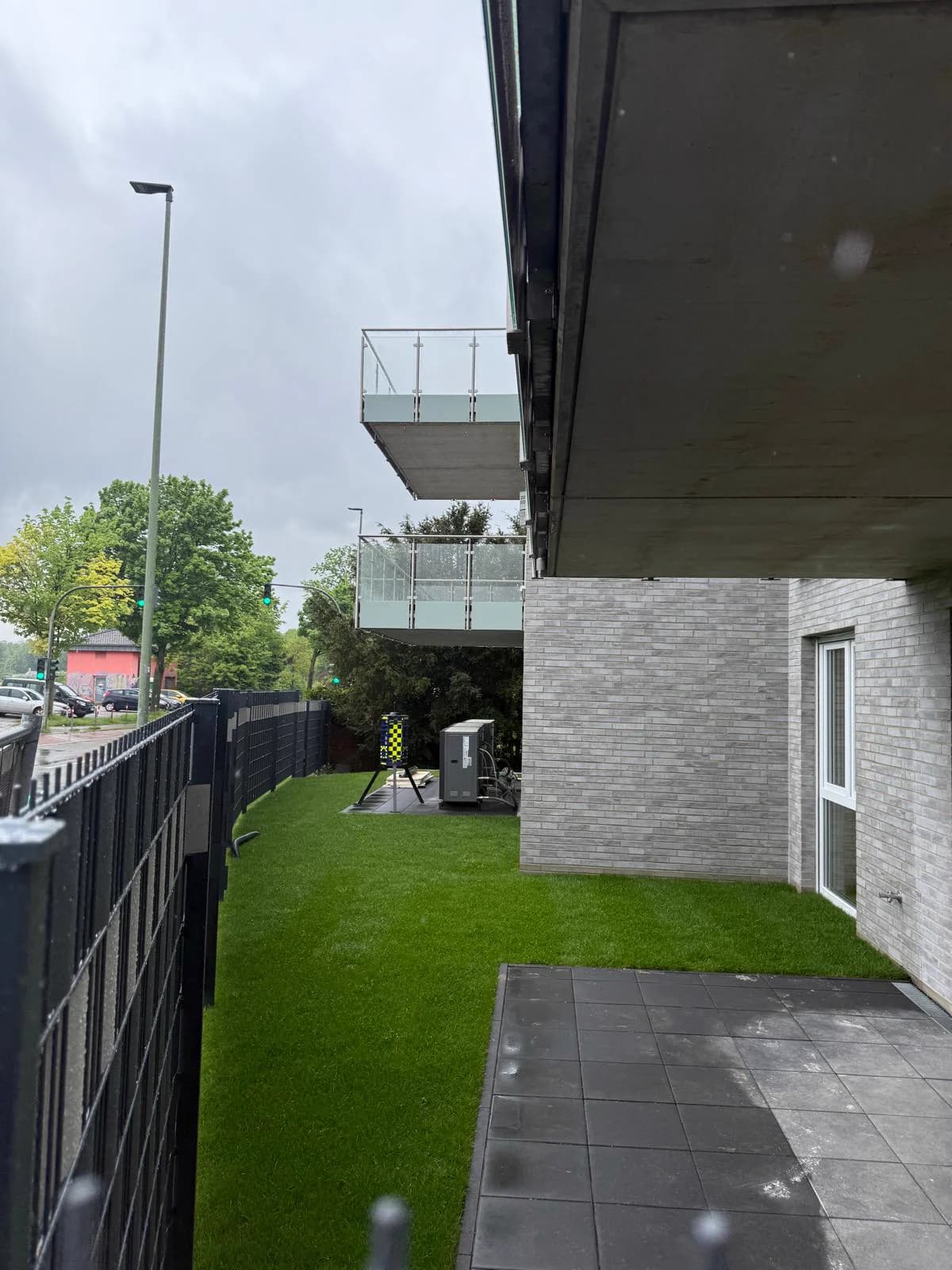 Rollrasen Terrassenbau Zaunanlage Duisburg – Fertigstellung Brüder Berisha Landschaftsbau
