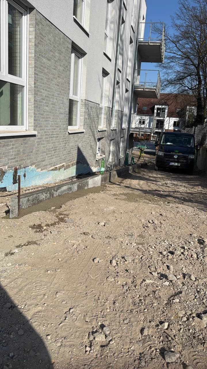 Wegebau Duisburg Vorher – Erdreich vor Baubeginn – Brüder Berisha Landschaftsbau