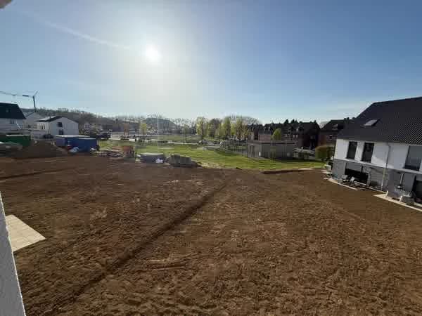 Außenanlagen Neubaugebiet Alsdorf – Erdarbeiten & Terrassenbau – Brüder Berisha Garten- und Landschaftsbau