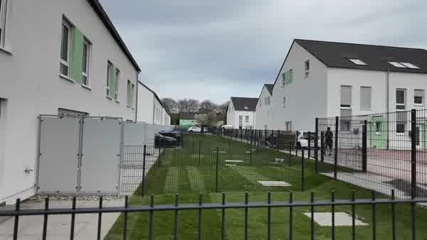 Reihenhaussiedlung Duisburg Außenanlagen – Rollrasen & Zaunbau – Brüder Berisha Garten- und Landschaftsbau