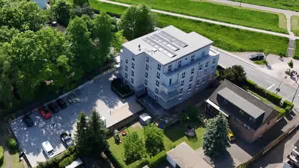 Außenanlagen Mehrfamilienhaus Duisburg – Rasen, Terrassen & Zaunbau – Brüder Berisha Garten- und Landschaftsbau